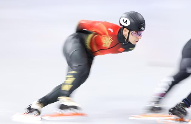 (260214) -- MILAN, Feb. 14, 2026 (Xinhua) -- Liu Shaoang of China competes during the short track speed skating men's 1500m semifinal at the Milan-Cortina 2026 Olympic Winter Games in Milan, Italy, Feb. 14, 2026. (Xinhua/Chen Yichen)