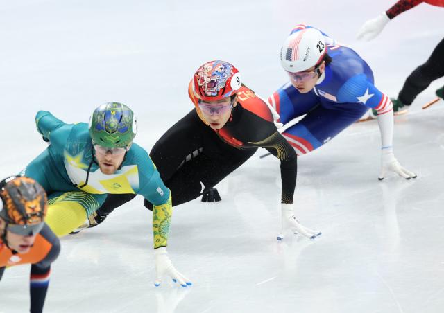 (260214) -- MILAN, Feb. 14, 2026 (Xinhua) -- Sun Long (C) of China competes during the short track speed skating men's 1500m semifinal at the Milan-Cortina 2026 Olympic Winter Games in Milan, Italy, Feb. 14, 2026. (Xinhua/Li Ming)