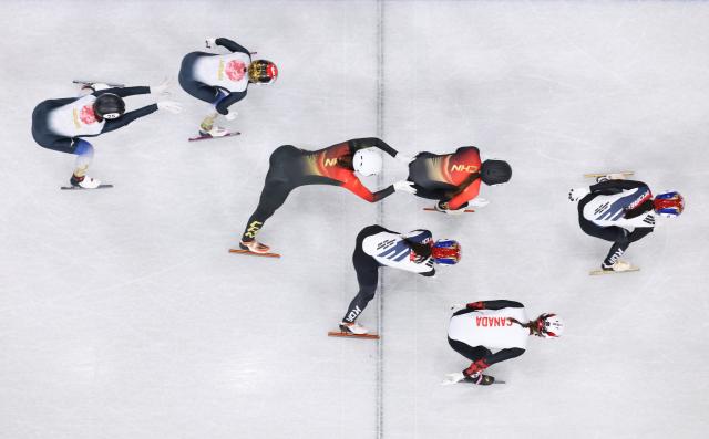 (260214) -- MILAN, Feb. 14, 2026 (Xinhua) -- Zhang Chutong (3rd L) and Gong Li (3rd R) of China compete during the short track speed skating women's 3000m relay semifinal at the Milan-Cortina 2026 Olympic Winter Games in Milan, Italy, Feb. 14, 2026. (Xinhua/Cheng Min)