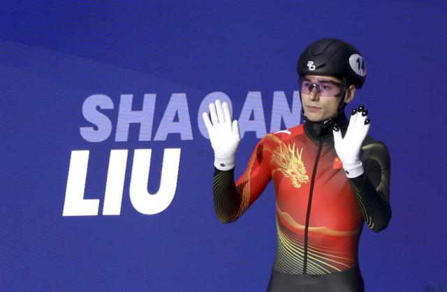(260214) -- MILAN, Feb. 14, 2026 (Xinhua) -- Liu Shaoang of China arrives for the short track speed skating men's 1500m final A at the Milan-Cortina 2026 Olympic Winter Games in Milan, Italy, Feb. 14, 2026. (Xinhua/Chen Yichen)