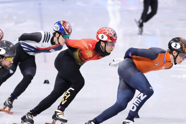 (260214) -- MILAN, Feb. 14, 2026 (Xinhua) -- Sun Long (C) of China competes during the short track speed skating men's 1500m final A at the Milan-Cortina 2026 Olympic Winter Games in Milan, Italy, Feb. 14, 2026. (Xinhua/Chen Yichen)