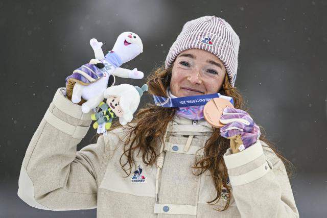 (260214) -- ANTERSELVA, Feb. 14, 2026 (Xinhua) -- Bronze medalist Lou Jeanmonnot of France poses for photos during the awarding ceremony of the biathlon women's 7.5km sprint event at the Milan-Cortina 2026 Olympic Winter Games in Anterselva, Italy, Feb. 14, 2026. (Xinhua/Jiang Han)