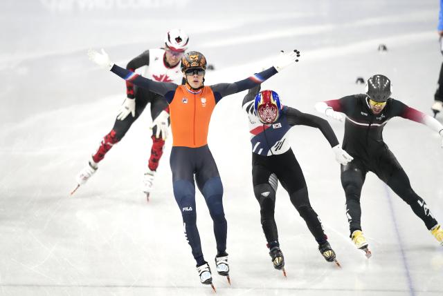 (260214) -- MILAN, Feb. 14, 2026 (Xinhua) -- Jens van 'T Wout (2nd L) of the Netherlands celebrates after the short track speed skating men's 1500m final A at the Milan-Cortina 2026 Olympic Winter Games in Milan, Italy, Feb. 14, 2026. (Xinhua/Xue Yuge)