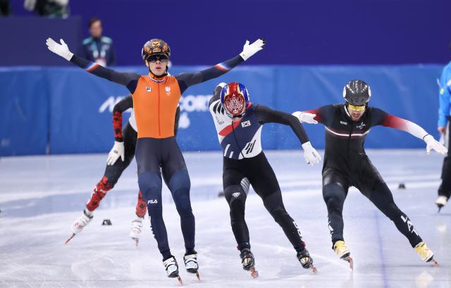 (260214) -- MILAN, Feb. 14, 2026 (Xinhua) -- Jens van 'T Wout (1st L) of the Netherlands celebrates after the short track speed skating men's 1500m final A at the Milan-Cortina 2026 Olympic Winter Games in Milan, Italy, Feb. 14, 2026. (Xinhua/Chen Yichen)