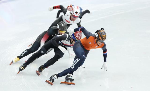 (260214) -- MILAN, Feb. 14, 2026 (Xinhua) -- Jens van 'T Wout (1st R) of the Netherlands competes during the short track speed skating men's 1500m final A at the Milan-Cortina 2026 Olympic Winter Games in Milan, Italy, Feb. 14, 2026. (Xinhua/Li Ming)