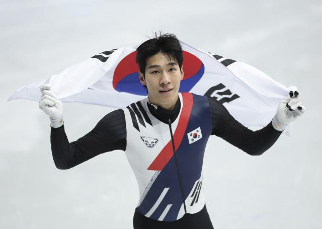 (260214) -- MILAN, Feb. 14, 2026 (Xinhua) -- Hwang Daeheon of South Korea celebrates after the short track speed skating men's 1500m final A at the Milan-Cortina 2026 Olympic Winter Games in Milan, Italy, Feb. 14, 2026. (Xinhua/Li Ming)