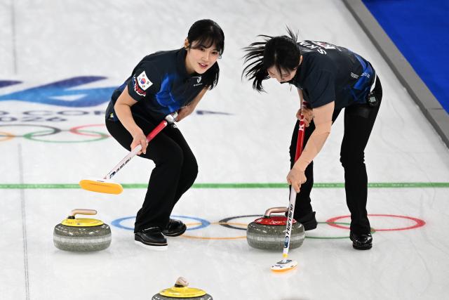 (260215) -- CORTINA D'AMPEZZO, Feb. 15, 2026 (Xinhua) -- Kim Suji (R) of South Korea competes during the curling women round robin session 5 match between South Korea and Denmark at the 2026 Milan-Cortina Winter Olympics in Cortina, Italy, Feb. 14, 2026. (Xinhua/Lian Yi)