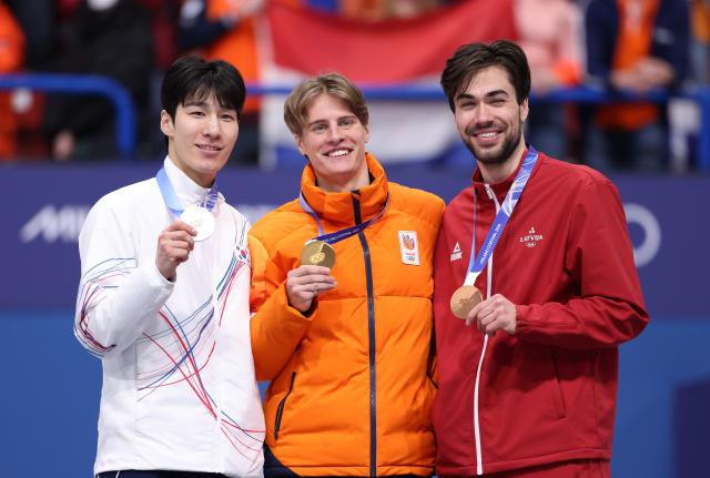 (260215) -- MILAN, Feb. 15, 2026 (Xinhua) -- Silver medalist Hwang Daeheon of South Korea, gold medalist Jens van 'T Wout of the Netherlands and bronze medalist Roberts Kruzbergs of Latvia (L to R) pose during the awarding ceremony of short track speed skating men's 1500m match at the Milan-Cortina 2026 Olympic Winter Games in Milan, Italy, Feb. 14, 2026. (Xinhua/Chen Yichen)