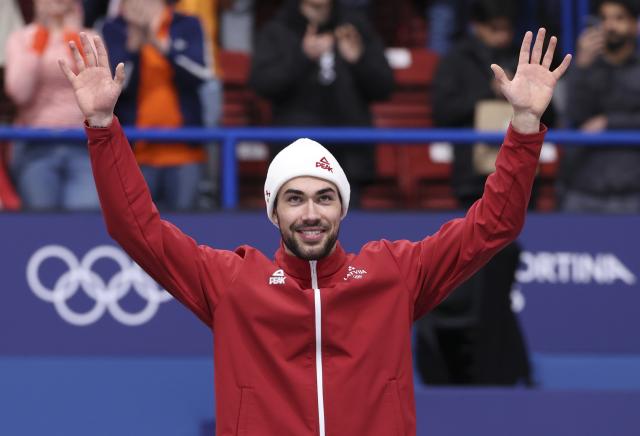 (260215) -- MILAN, Feb. 15, 2026 (Xinhua) -- Bronze medalist Roberts Kruzbergs of Latvia waves during the awarding ceremony of short track speed skating men's 1500m match at the Milan-Cortina 2026 Olympic Winter Games in Milan, Italy, Feb. 14, 2026. (Xinhua/Chen Yichen)