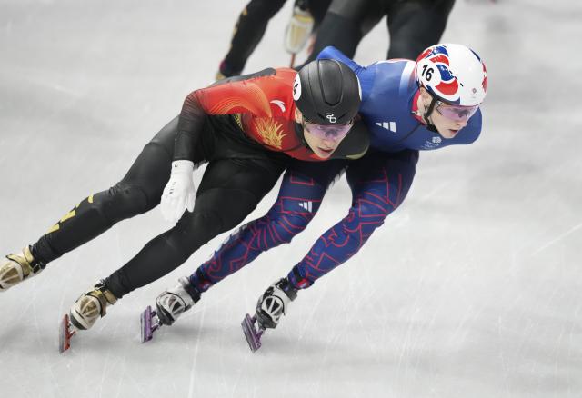 (260215) -- MILAN, Feb. 15, 2026 (Xinhua) -- Liu Shaoang (L) of China, Niall Treacy of Britain compete during the short track speed skating men's 1500m final A at the Milan-Cortina 2026 Olympic Winter Games in Milan, Italy, Feb. 14, 2026. (Xinhua/Xue Yuge)