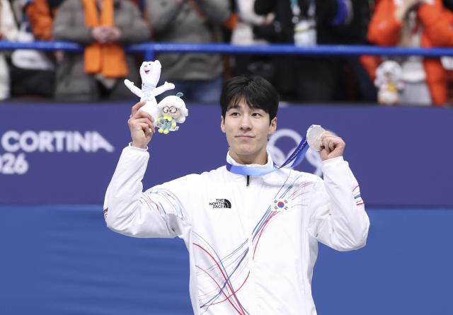 (260215) -- MILAN, Feb. 15, 2026 (Xinhua) -- Silver medalist Hwang Daeheon of South Korea poses during the awarding ceremony of short track speed skating men's 1500m match at the Milan-Cortina 2026 Olympic Winter Games in Milan, Italy, Feb. 14, 2026. (Xinhua/Chen Yichen)