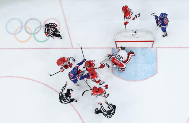 (260215) -- MILAN, Feb. 15, 2026 (Xinhua) -- Players clash during the ice hockey men's preliminary round group C match between the United States and Denmark of the Milan-Cortina 2026 Olympic Winter Games in Milan, Italy, Feb. 14, 2026. (Xinhua/Zhang Haofu)