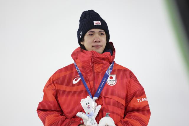(260215) -- PREDAZZO, Feb. 15, 2026 (Xinhua) -- Silver medalist Nikaido Ren of Japan reacts during the awarding ceremony for the ski jumping men's large hill individual event at the Milan-Cortina 2026 Olympic Winter Games in Predazzo, Italy, Feb. 14, 2026. (Xinhua/Huang Wei)