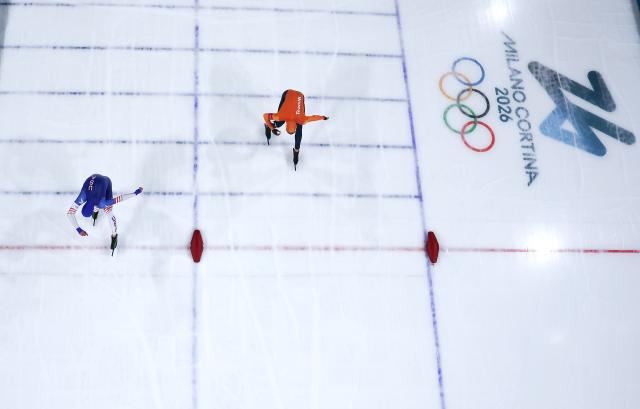 (260215) -- MILAN, Feb. 15, 2026 (Xinhua) -- Jordan Stolz (L) of the United States crosses the finish line during the speed skating men's 500m final at the Milan-Cortina 2026 Olympic Winter Games in Milan, Italy, Feb. 14, 2026. (Xinhua/Du Xiaoyi)