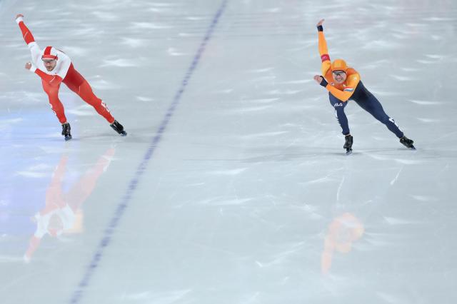 (260215) -- MILAN, Feb. 15, 2026 (Xinhua) -- Piotr Michalski (L) of Poland and Joep Wennemars of the Netherlands compete during the speed skating men's 500m final at the Milan-Cortina 2026 Olympic Winter Games in Milan, Italy, Feb. 14, 2026. (Xinhua/Li Jing)