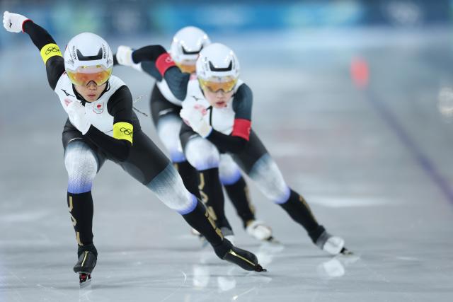 (260215) -- MILAN, Feb. 15, 2026 (Xinhua) -- Team Japan compete during the speed skating women's team pursuit quarterfinal at the Milan-Cortina 2026 Olympic Winter Games in Milan, Italy, Feb. 14, 2026. (Xinhua/Li Jing)