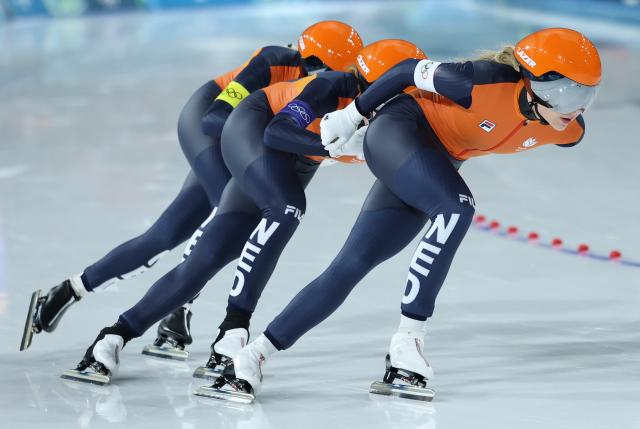 (260215) -- MILAN, Feb. 15, 2026 (Xinhua) -- Team the Netherlands compete during the speed skating women's team pursuit quarterfinal at the Milan-Cortina 2026 Olympic Winter Games in Milan, Italy, Feb. 14, 2026. (Xinhua/Li Jing)