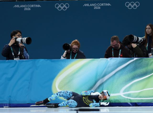 (260215) -- MILAN, Feb. 15, 2026 (Xinhua) -- Arina Ilyachshenko (bottom) of Kazakhstan falls during the speed skating women's team pursuit quarterfinal at the Milan-Cortina 2026 Olympic Winter Games in Milan, Italy, Feb. 14, 2026. (Xinhua/Li Jing)