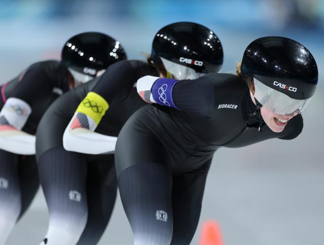 (260215) -- MILAN, Feb. 15, 2026 (Xinhua) -- Team Germany compete during the speed skating women's team pursuit quarterfinal at the Milan-Cortina 2026 Olympic Winter Games in Milan, Italy, Feb. 14, 2026. (Xinhua/Li Jing)