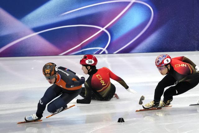 (260215) -- MILAN, Feb. 15, 2026 (Xinhua) -- Lin Xiaojun (C) of China falls on ice during the short track speed skating men's 1500m quarterfinal 4 at the Milan-Cortina 2026 Olympic Winter Games in Milan, Italy, Feb. 14, 2026. (Xinhua/Xue Yuge)