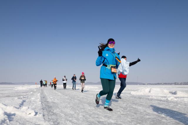 (260215) -- VLADIVOSTOK, Feb. 15, 2026 (Xinhua) -- Participants take part in an ice half marathon held on the frozen sea in Vladivostok, Russia, Feb. 14, 2026. (Photo by Andrey Matveenko/Xinhua)