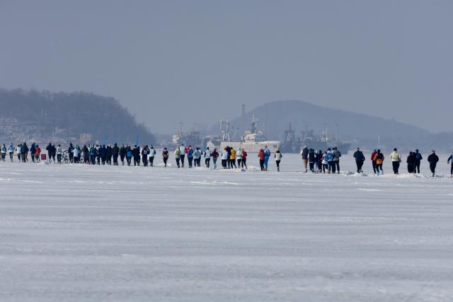 (260215) -- VLADIVOSTOK, Feb. 15, 2026 (Xinhua) -- Participants take part in an ice half marathon held on the frozen sea in Vladivostok, Russia, Feb. 14, 2026. (Photo by Andrey Matveenko/Xinhua)