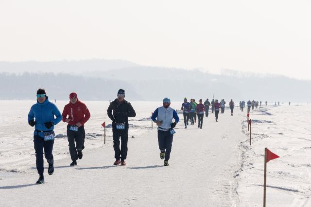 (260215) -- VLADIVOSTOK, Feb. 15, 2026 (Xinhua) -- Participants take part in an ice half marathon held on the frozen sea in Vladivostok, Russia, Feb. 14, 2026. (Photo by Andrey Matveenko/Xinhua)