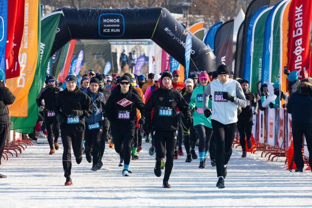 (260215) -- VLADIVOSTOK, Feb. 15, 2026 (Xinhua) -- Participants take part in an ice half marathon held on the frozen sea in Vladivostok, Russia, Feb. 14, 2026. (Photo by Andrey Matveenko/Xinhua)