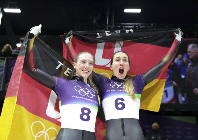 (260215) -- CORTINA D'AMPEZZO, Feb. 15, 2026 (Xinhua) -- Silver medalist Susanne Kreher (L) of Germany and bronze medalist Jacqueline Pfeifer of Germany celebrate after the skeleton women's heat at the Milan-Cortina 2026 Olympic Winter Games in Cortina, Italy, Feb. 14, 2026. (Xinhua/Ding Xu)