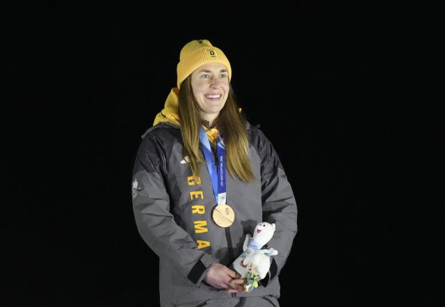 (260215) -- CORTINA D'AMPEZZO, Feb. 15, 2026 (Xinhua) -- Bronze medalist Jacqueline Pfeifer of Germany poses during the awarding ceremony for the skeleton women's competition at the Milan-Cortina 2026 Olympic Winter Games in Cortina, Italy, Feb. 14, 2026. (Xinhua/Li Gang)