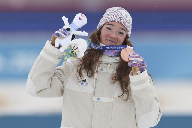 (260215) -- ANTERSELVA, Feb. 15, 2026 (Xinhua) -- Bronze medalist Lou Jeanmonnot of France poses during the awarding ceremony of the biathlon women's 7.5km sprint event at the Milan-Cortina 2026 Olympic Winter Games in Anterselva, Italy, Feb. 14, 2026. (Xinhua/Zhang Tao)