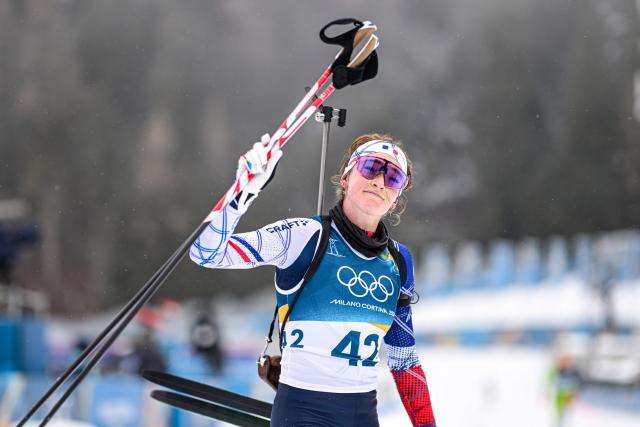 (260215) -- ANTERSELVA, Feb. 15, 2026 (Xinhua) -- Bronze medalist Lou Jeanmonnot of France celebrates after the biathlon women's 7.5km sprint event at the Milan-Cortina 2026 Olympic Winter Games in Anterselva, Italy, Feb. 14, 2026. (Xinhua/Jiang Han)