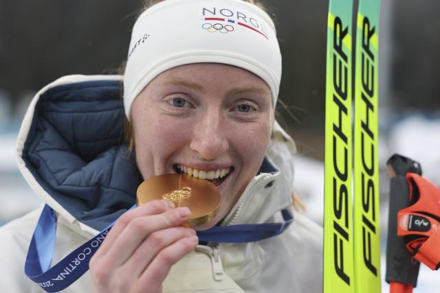 (260215) -- ANTERSELVA, Feb. 15, 2026 (Xinhua) -- Gold medalist Maren Kirkeeide of Norway poses during the awarding ceremony of the biathlon women's 7.5km sprint event at the Milan-Cortina 2026 Olympic Winter Games in Anterselva, Italy, Feb. 14, 2026. (Xinhua/Zhang Tao)