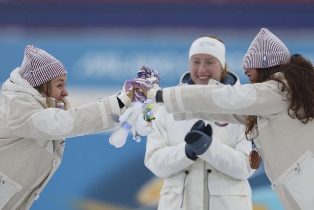 (260215) -- ANTERSELVA, Feb. 15, 2026 (Xinhua) -- Silver medalist Oceane Michelon (L) of France and her teammate bronze medalist Lou Jeanmonnot pose during the awarding ceremony of the biathlon women's 7.5km sprint event at the Milan-Cortina 2026 Olympic Winter Games in Anterselva, Italy, Feb. 14, 2026. (Xinhua/Zhang Tao)