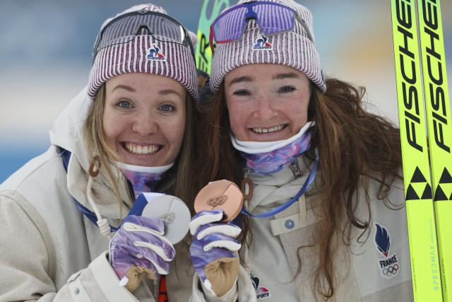 (260215) -- ANTERSELVA, Feb. 15, 2026 (Xinhua) -- Silver medalist Oceane Michelon (L) of France and her teammate bronze medalist Lou Jeanmonnot pose during the awarding ceremony of the biathlon women's 7.5km sprint event at the Milan-Cortina 2026 Olympic Winter Games in Anterselva, Italy, Feb. 14, 2026. (Xinhua/Zhang Tao)
