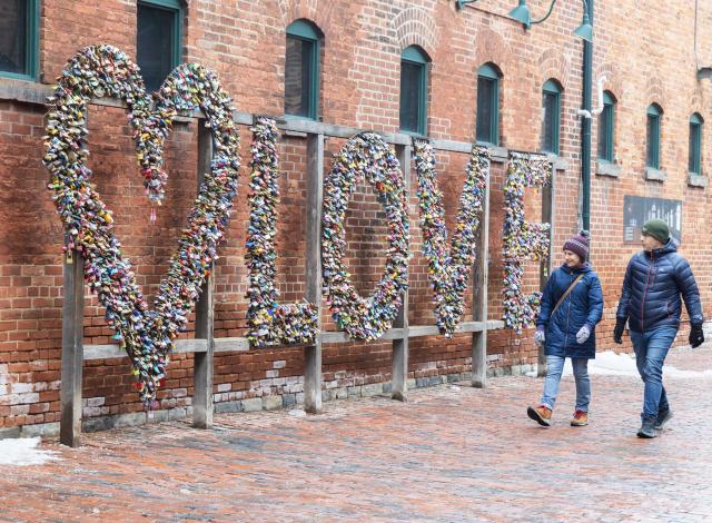 (260215) -- TORONTO, Feb. 15, 2026 (Xinhua) -- People walk past an installation depicting the word LOVE with love locks in Toronto, Canada, on Feb. 14, 2026. (Photo by Zou Zheng/Xinhua)