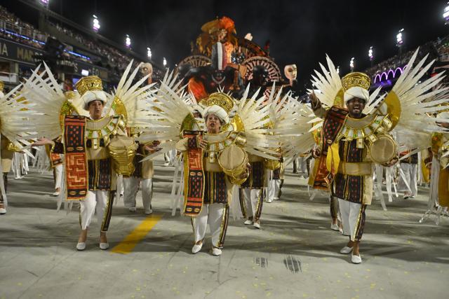 (260215) -- RIO DE JANEIRO, Feb. 15, 2026 (Xinhua) -- Samba dancers perform in a parade during the Carnival 2026 in Rio de Janeiro, Brazil, Feb. 13, 2026. Brazil kicked off its most emblematic celebration this weekend as Carnival festivities fill streets, sambadromes and public squares across the country with music, dance and millions of revelers. (Photo by Lucio Tavora/Xinhua)