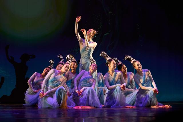(260215) -- ST. PETERSBURG, Feb. 15, 2026 (Xinhua) -- Chinese performers present a traditional dance at a "Happy Chinese New Year" celebration event in St. Petersburg, Russia, Feb. 14, 2026. (Photo by Irina Motina/Xinhua)