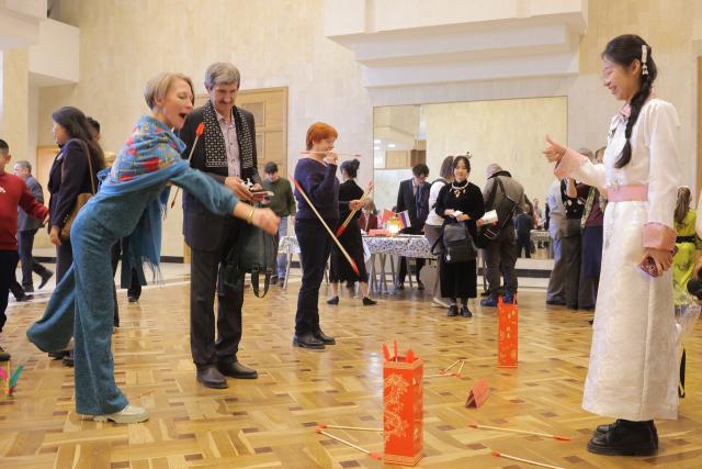 (260215) -- ST. PETERSBURG, Feb. 15, 2026 (Xinhua) -- Local people participate in traditional Chinese games at a "Happy Chinese New Year" celebration event in St. Petersburg, Russia, Feb. 14, 2026. (Photo by Irina Motina/Xinhua)