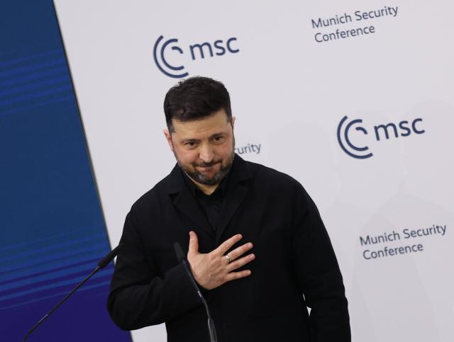 (260215) -- MUNICH, Feb. 15, 2026 (Xinhua) -- Ukrainian President Volodymyr Zelensky greets the audience after his speech during the 62nd Munich Security Conference (MSC) in Munich, Germany, Feb. 14, 2026. Ukrainian President Volodymyr Zelensky said Saturday in Munich, Germany that Ukraine is ready for an agreement that will bring real peace, the Ukrinform news agency reported. (Xinhua/Li Ying)