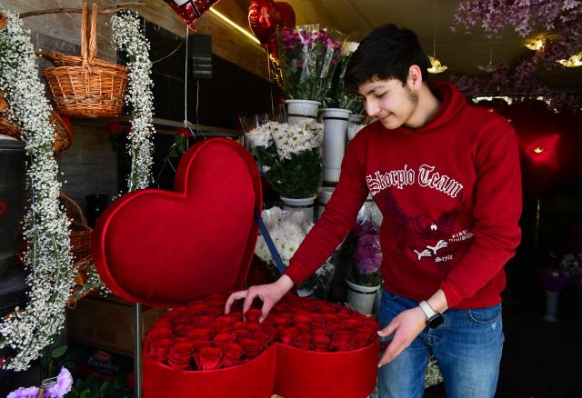 (260215) -- DAMASCUS, Feb. 15, 2026 (Xinhua) -- A man views a box of flowers on Valentine's Day in Damascus, Syria, Feb. 14, 2026. (Photo by Ammar Safarjalani/Xinhua)