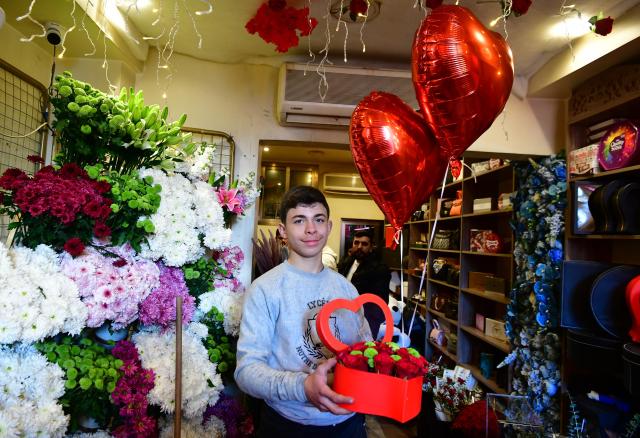 (260215) -- DAMASCUS, Feb. 15, 2026 (Xinhua) -- A man holds a box of flowers on Valentine's Day in Damascus, Syria, Feb. 14, 2026. (Photo by Ammar Safarjalani/Xinhua)