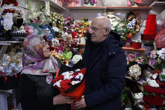 (260215) -- ANKARA, Feb. 15, 2026 (Xinhua) -- A man presents flowers to his wife on Valentine's Day in Ankara, Türkiye, on Feb. 14, 2026. (Mustafa Kaya/Handout via Xinhua)