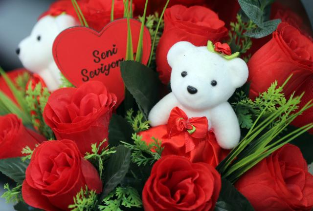 (260215) -- ANKARA, Feb. 15, 2026 (Xinhua) -- Flowers are seen at a flower market on Valentine's Day in Ankara, Türkiye, on Feb. 14, 2026. (Mustafa Kaya/Handout via Xinhua)