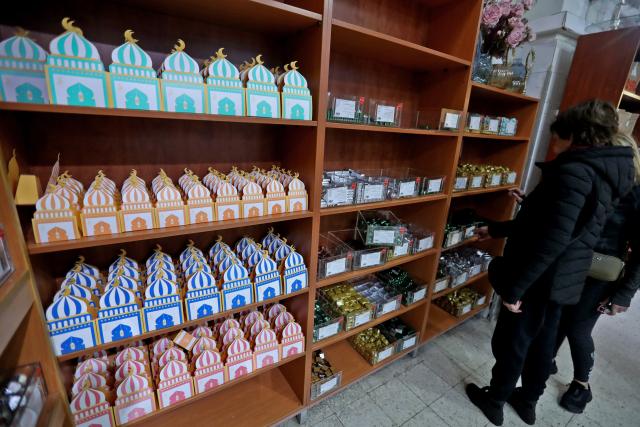 (260215) -- BEIRUT, Feb. 15, 2026 (Xinhua) -- This photo taken on Feb. 14, 2026 shows people buying foods in preparation for Ramadan in Beirut, Lebanon. (Xinhua/Bilal Jawich)
