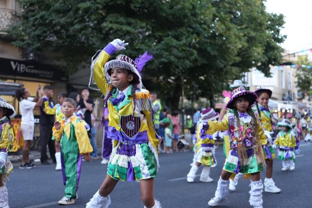 (260215) -- BUENOS AIRES, Feb. 15, 2026 (Xinhua) -- Performers dance during a carnival parade in Buenos Aires, Argentina, Feb. 14, 2026. Carnival celebrations kicked off here on Saturday. (Xinhua/Zhang Duo)