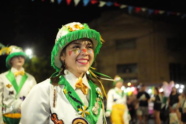 (260215) -- BUENOS AIRES, Feb. 15, 2026 (Xinhua) -- Performers are seen during a carnival parade in Buenos Aires, Argentina, Feb. 14, 2026. Carnival celebrations kicked off here on Saturday. (Xinhua/Zhang Duo)