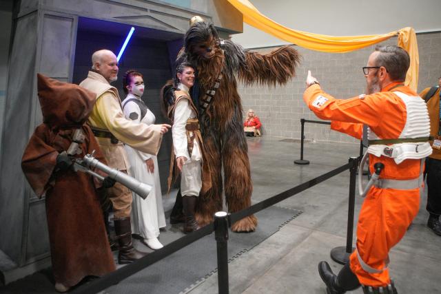 (260215) -- VANCOUVER, Feb. 15, 2026 (Xinhua) -- Participants pose for group photos during the Fan Expo 2026 in Vancouver, Canada, on Feb. 14, 2026. As one of the largest pop-culture fan conventions and comics, sci-fi, anime and gaming expos in Canada, the annual event kicked off here on Saturday and will run until Feb. 16. (Photo by Liang Sen/Xinhua)