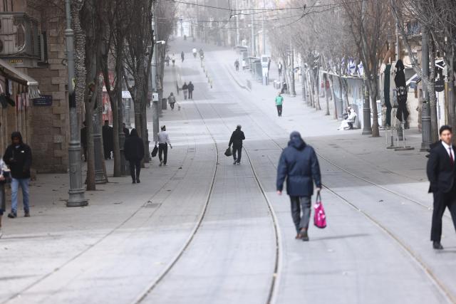 (260215) -- JERUSALEM, Feb. 15, 2026 (Xinhua) -- People walk during a dust storm in Jerusalem, Feb. 14, 2026. (Photo by Jamal Awad/Xinhua)