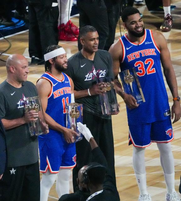 (260215) -- LOS ANGELES, Feb. 15, 2026 (Xinhua) -- New York Knicks' Jalen Brunson (2nd L) and Karl-Anthony Towns (1st R) pose with their trophies after the shooting stars competition at the NBA basketball All-Star weekend festivities in Los Angeles, the United States, Feb. 14, 2026. (Photo by Sun Yuxuan/Xinhua)